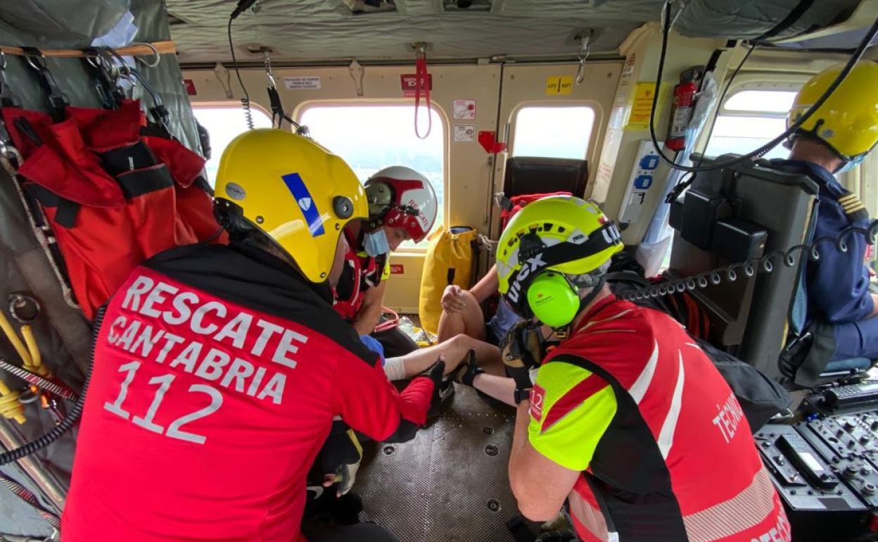 El helicóptero rescata en la Sierra del Escudo a una joven de Valladolid