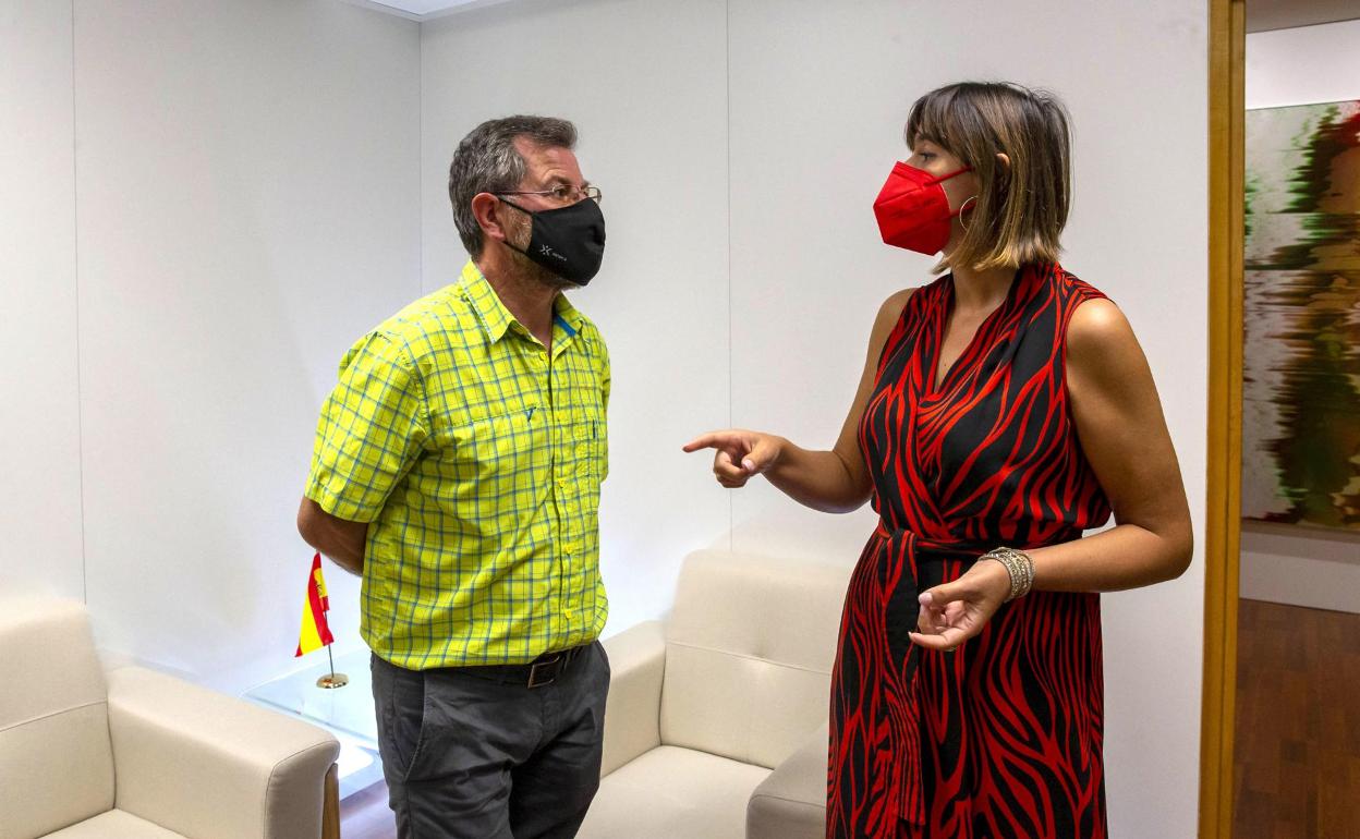 María Sánchez y Javier Campo durante la reunión mantenida 