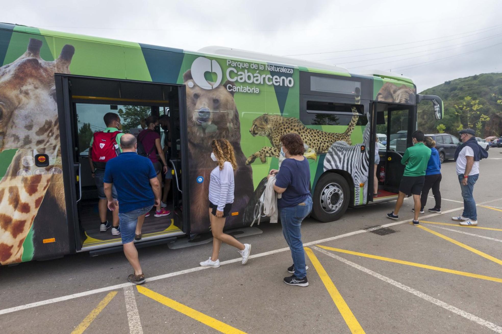 Los visitantes acceden al autobús para desplazarse por el Parque. Roberto Ruiz