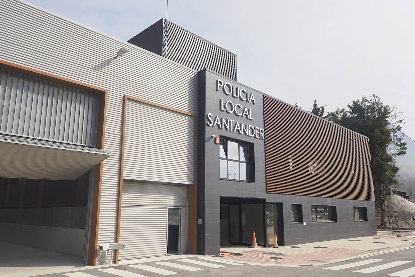 Imagen secundaria 1 - Interior y exterior del edificio de la Policía Local de Santander