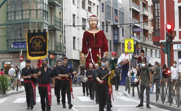 Desfile con distancia y entre mascarillas