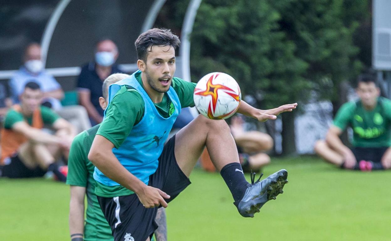 Borja Domínguez, ayer, en su primer entrenamiento con el Racing de Santander en las instalaciones Nando Yosu de la Albericia.