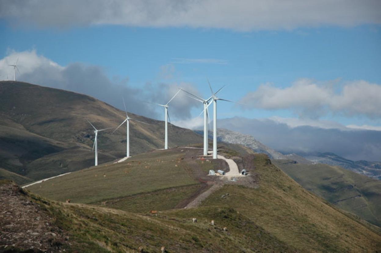 Varios aerogeneradores en el parque eólico de Cañoneras. 