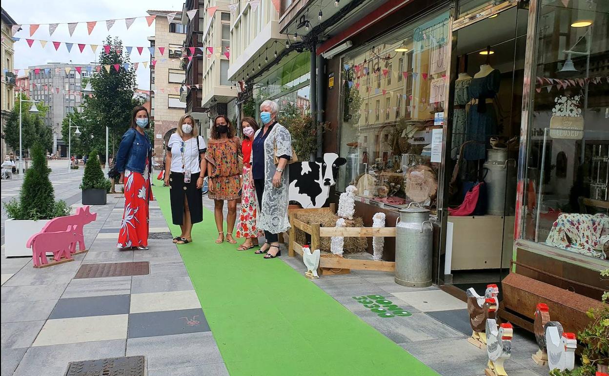 La calle Ancha con 'Valles Pasiegos' gana la 2ª edición del concurso 'Escaparate Compartido'