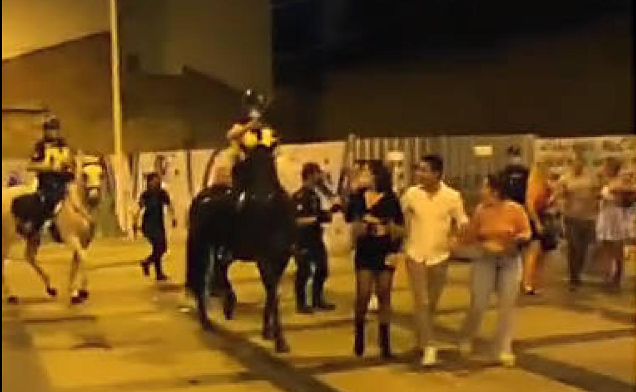 La Policía interviene en la zona de vinos para desalojar la calle y cumplir el toque de queda