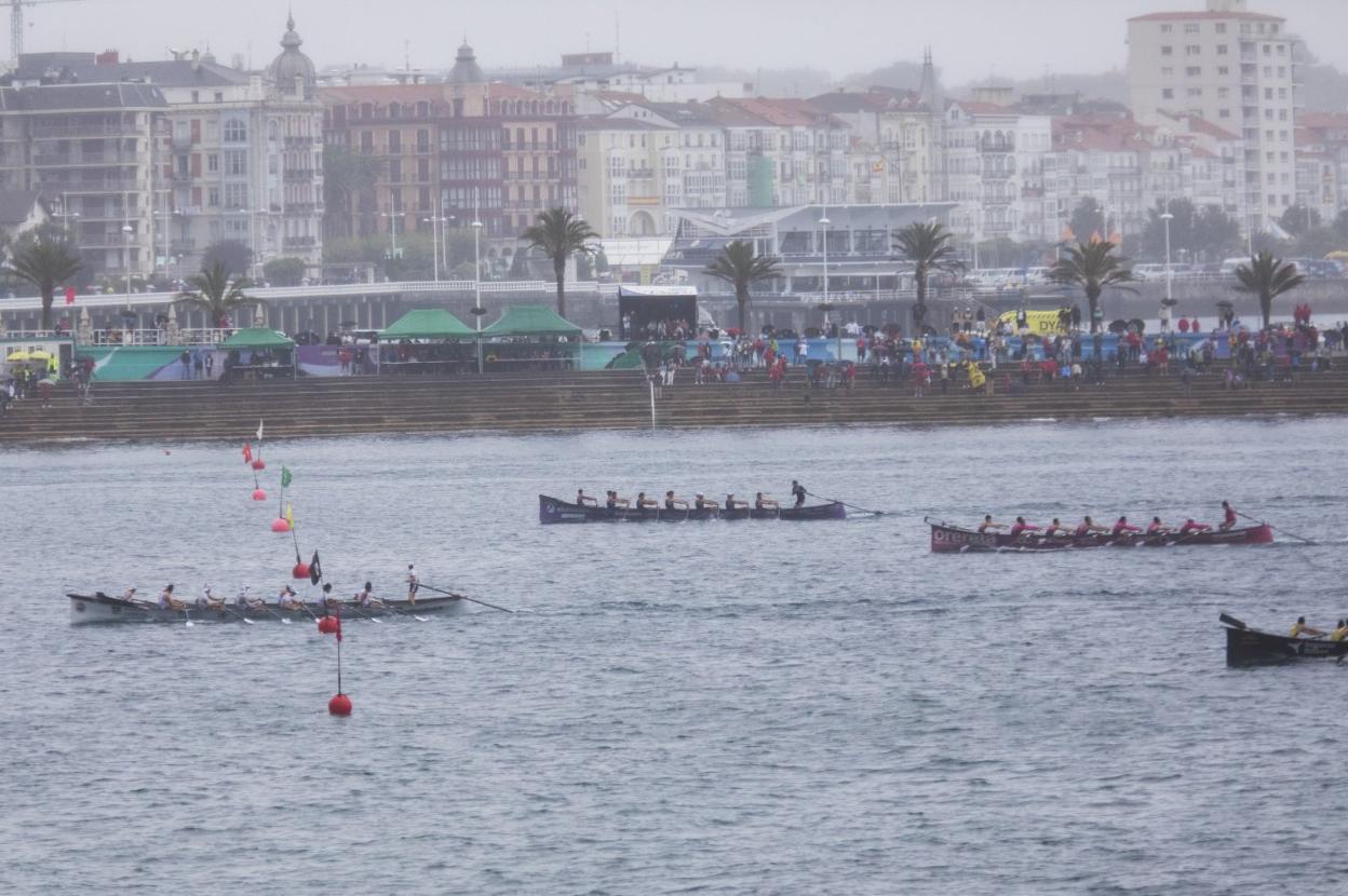 Pedreña entra en meta en la regata de ayer, en la que sólo pudo ser cuarta. 