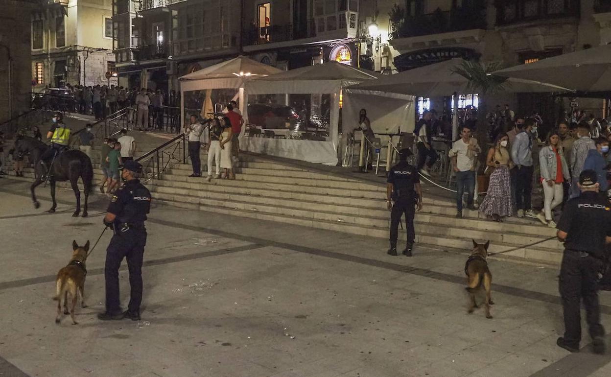 Denunciadas 40 personas en Santander por saltarse el toque de queda durante el fin de semana