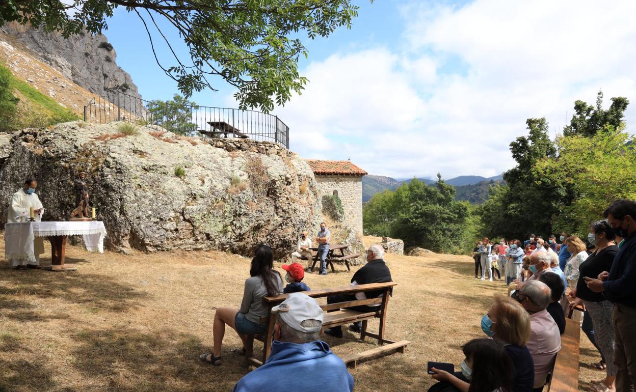 La misa se celebró en el exterior de la ermita con la presencia de la imagen de San Roque 