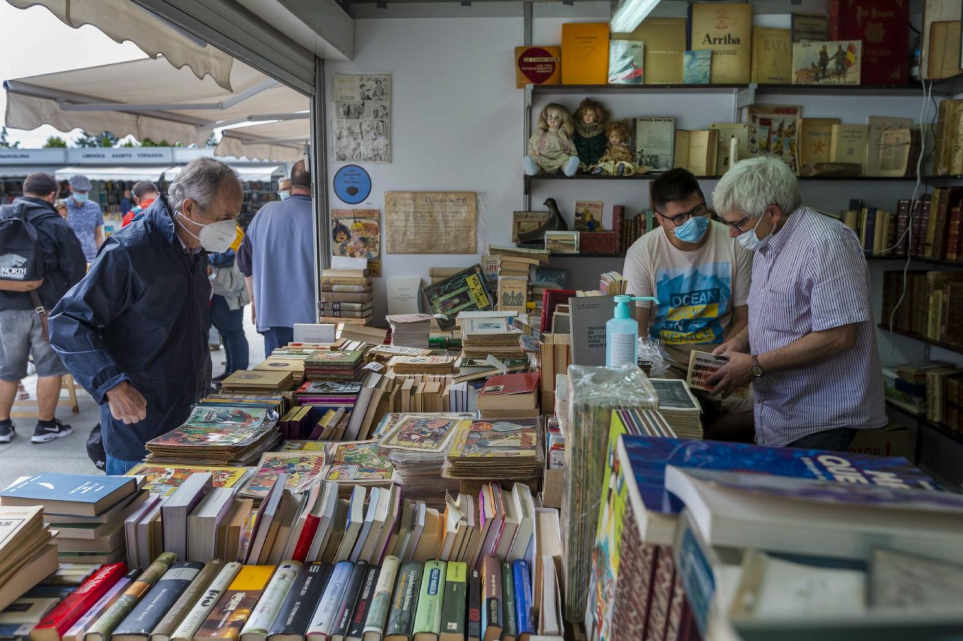 La Feria, que se clausura el próximo domingo, cuenta esta edición, con 16 librerías procedentes de ocho comunidades autónomas. 