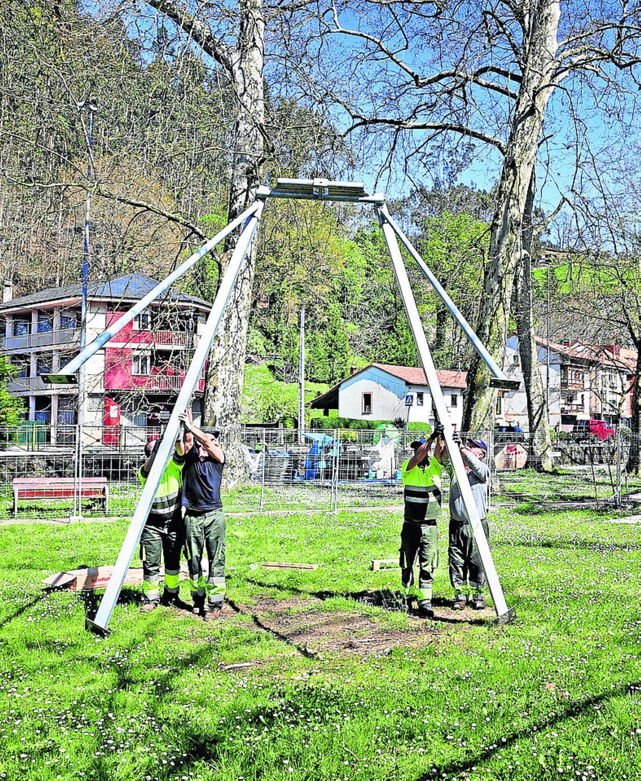 Operarios trabajan en el parque de La Losa. J. rosendo