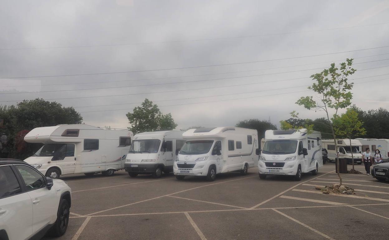 Autocaravanas en las inmediaciones de Cabárceno.