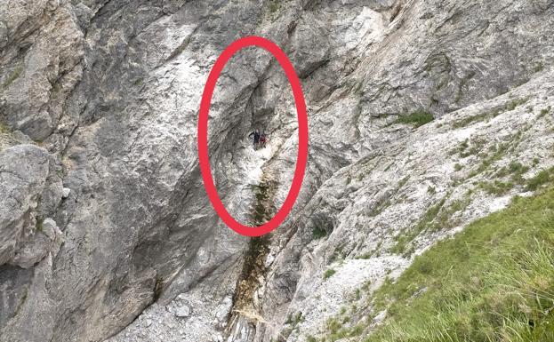 Los dos montañeros, fotografiados desde el helicóptero.