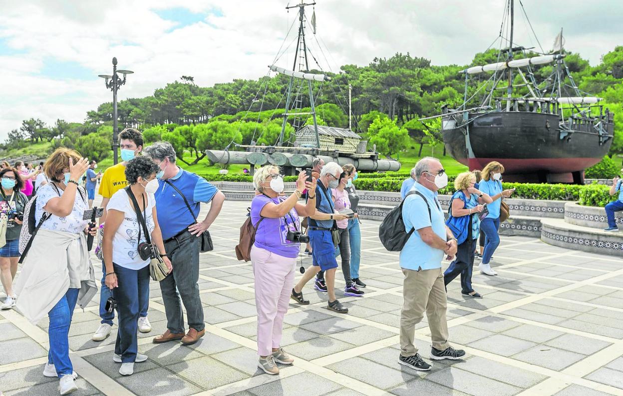 Unos turistas por los aledaños del Palacio de la Magdalena, en una imagen de archivo. Roberto Ruiz