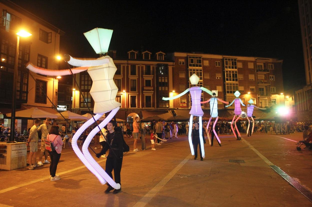 Pasacalles nocturno del pasado lunes, 'Big Dancers' de la compañía Carromato Teatro, a su paso por la plaza Baldomero Iglesias. 