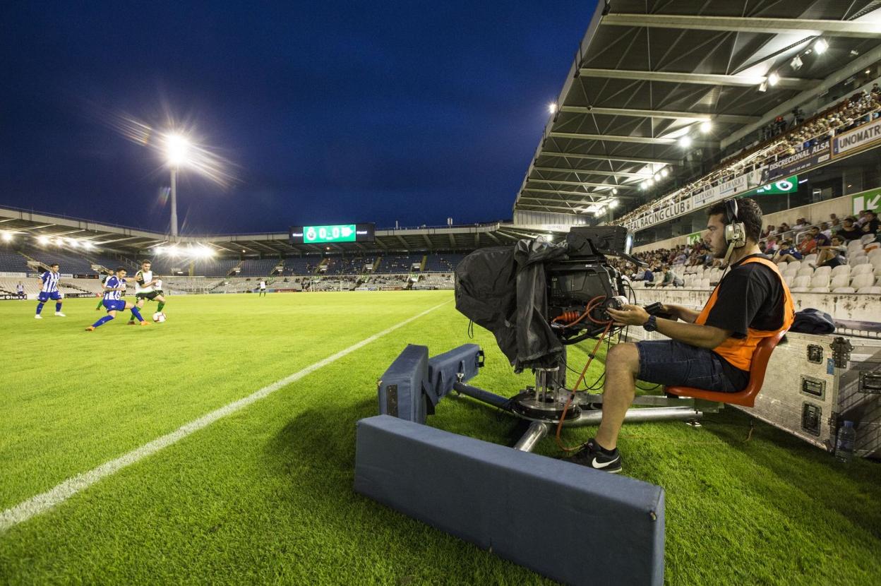 Un cámara de televisión graba un encuentro de pretemporada entre Racing y Alavés en El Sardinero en 2018. 