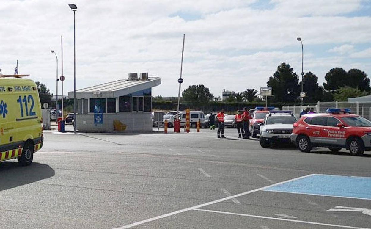 Asistencias médicas y Policía Foral, en el Polígono de San Adrián, donde ha ocurrido el suceso.