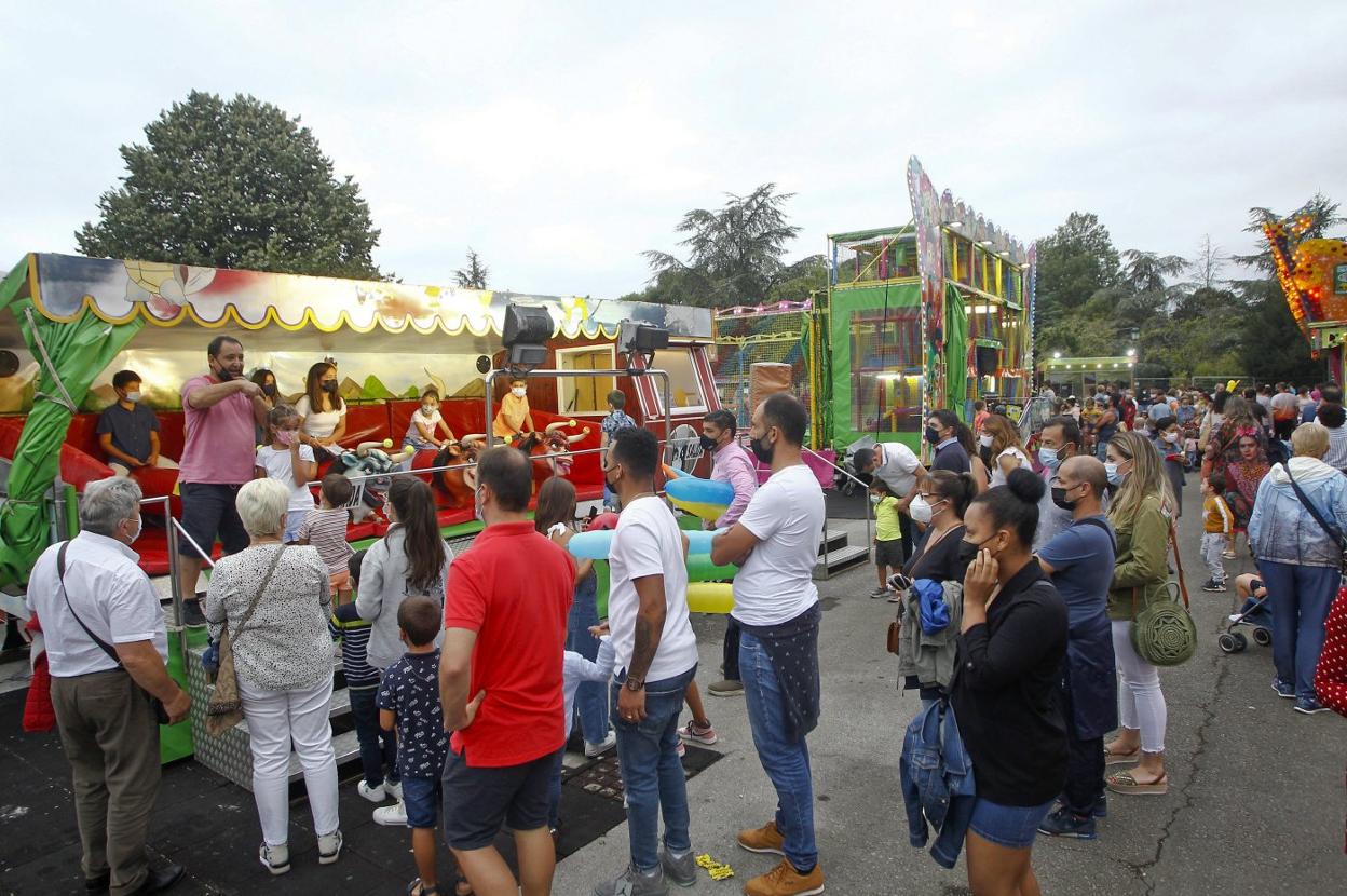 Una de las colas formadas en el recinto ferial para acceder a una de las atracciones. luis palomeque