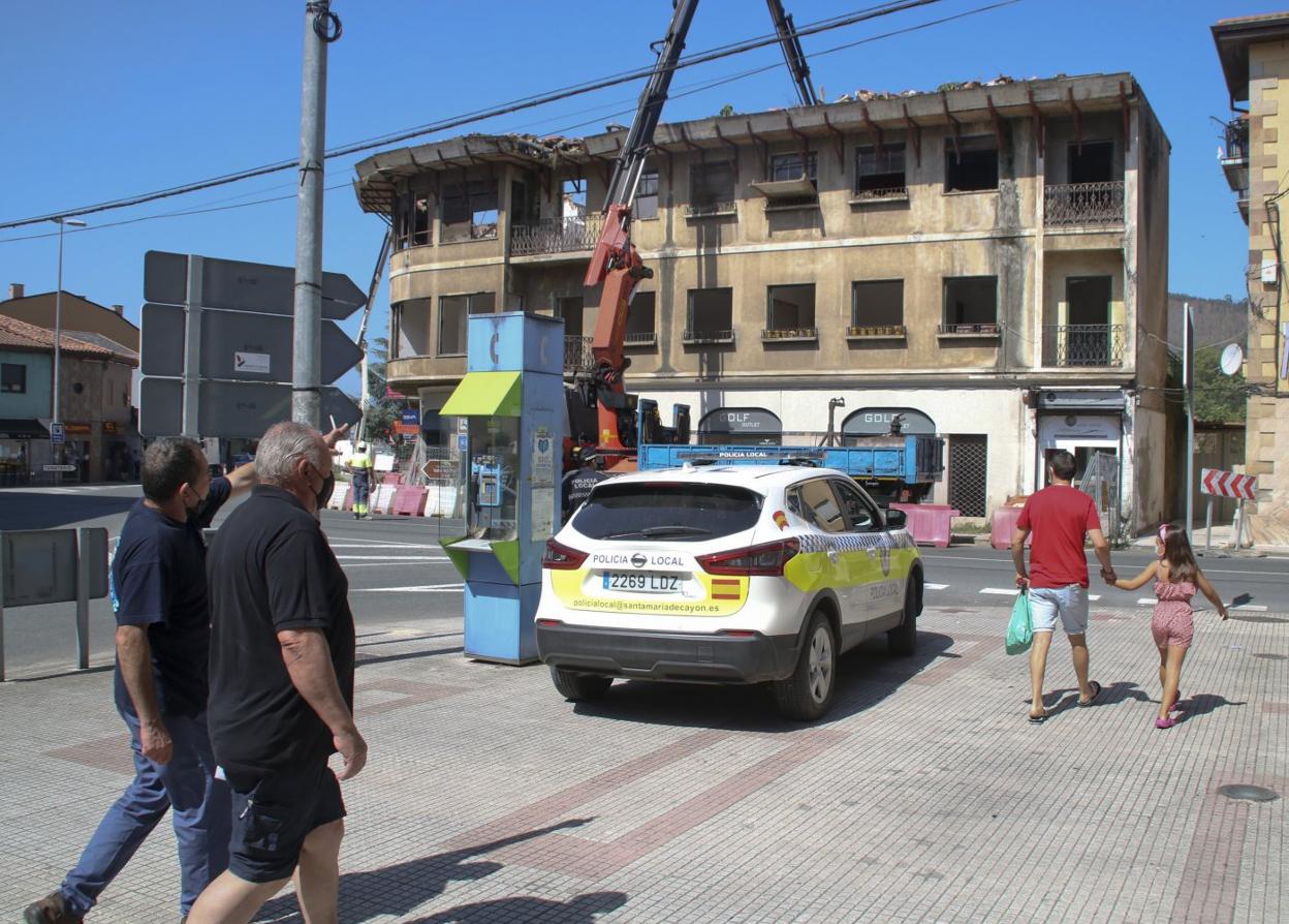 El edificio de Sarón en el que anidaban las palomas fue derribado hace unas semanas. héctor ruiz