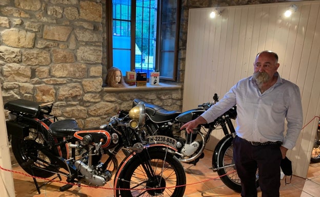 Javi señala una de sus motos más antiguas, una 'Peugeot' del 33 