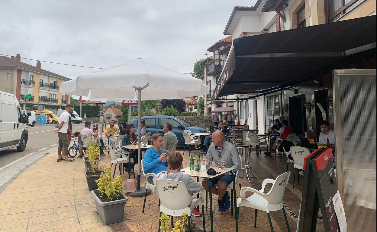 Terraza de establecimiento hostelero en Villaverde de Pontones 