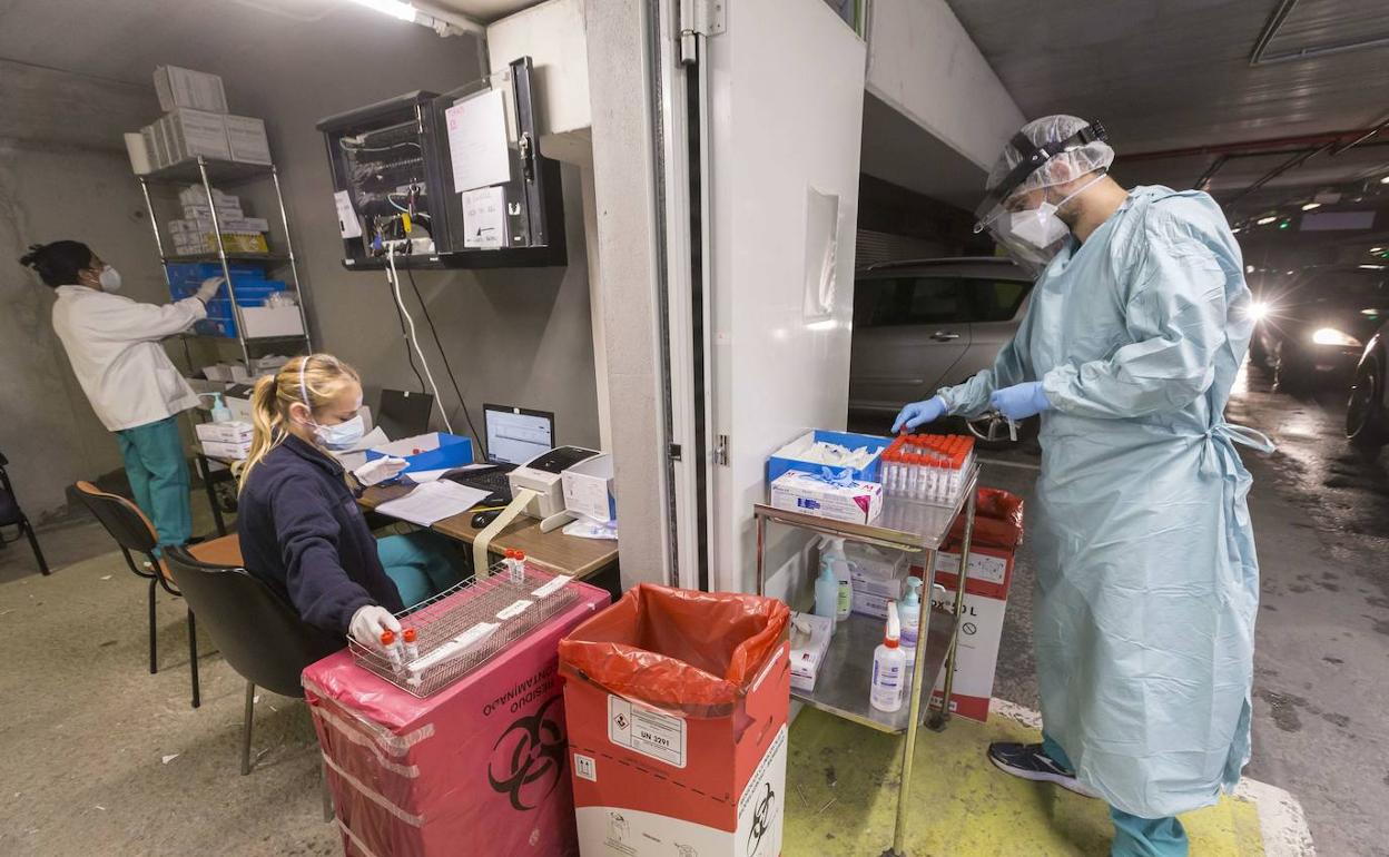 Sanitarios en el coroauto de Cazoña.