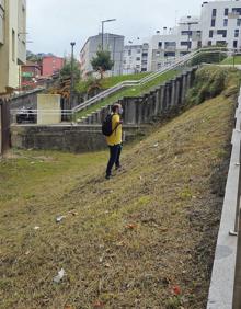 Imagen secundaria 2 - Un vecino describe sobre el terreno cómo podría diseñarse el carril