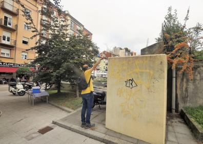 Imagen secundaria 1 - Un vecino describe sobre el terreno cómo podría diseñarse el carril