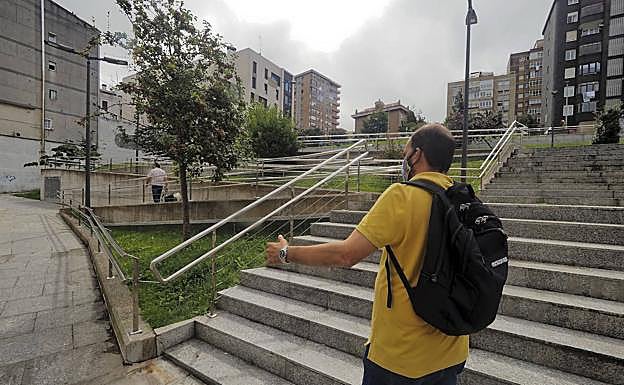 Imagen principal - Un vecino describe sobre el terreno cómo podría diseñarse el carril