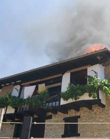 Imagen secundaria 2 - Una vivienda de Lon queda totalmente calcinada en un incendio