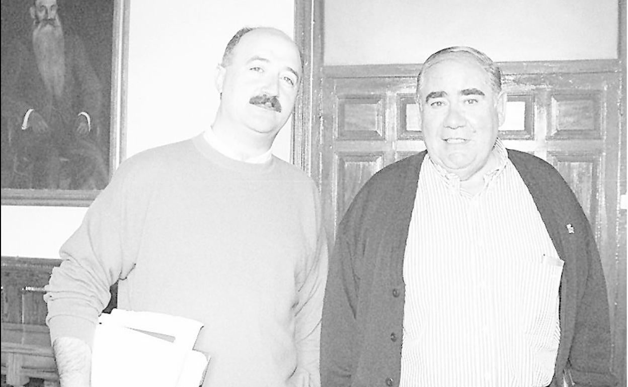 Pedro Luis Gutiérrez, su sucesor en la Alcaldía, junto a Nicanor Gutiérrez, a la derecha.