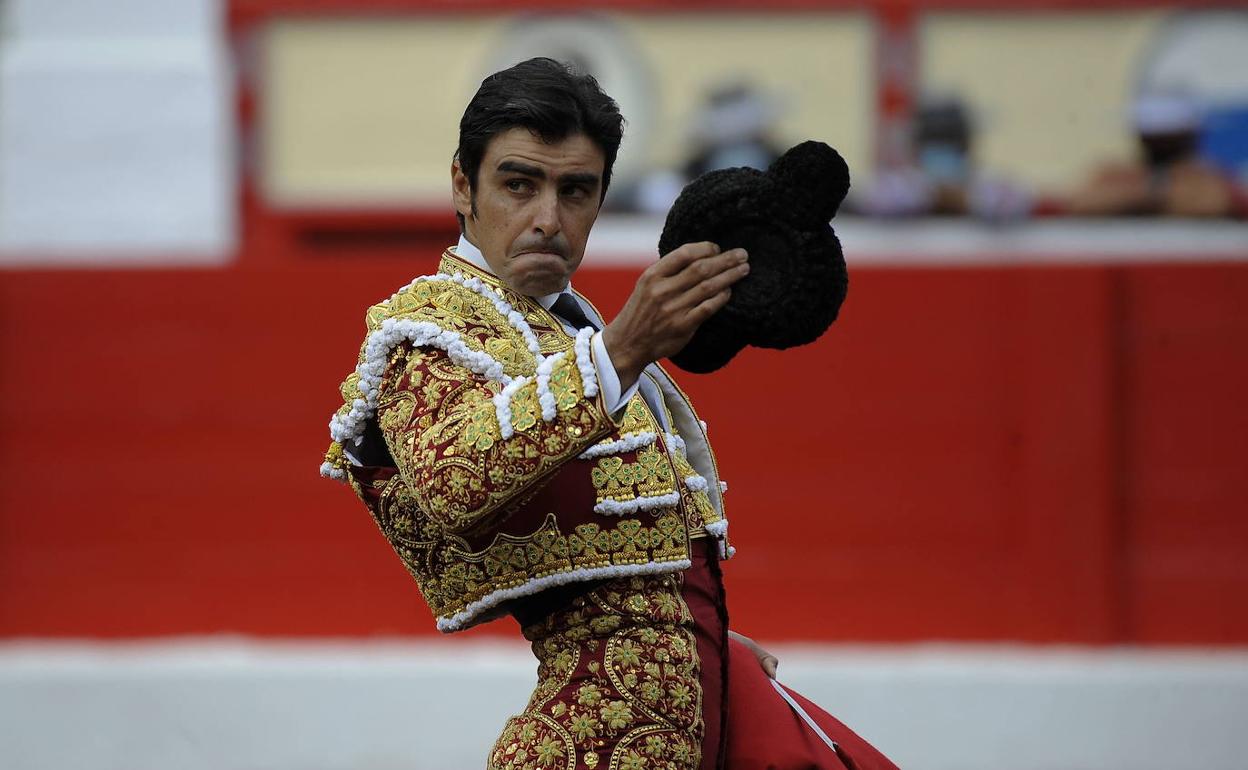 Miguel Ángel Perera durante su faena en el coso santanderino este verano.