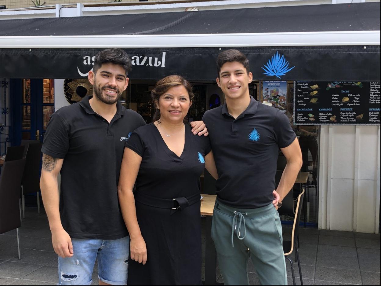 Marisa Arana, en el centro, con sus hijos, Carlos y Alejandro Moreno. 
