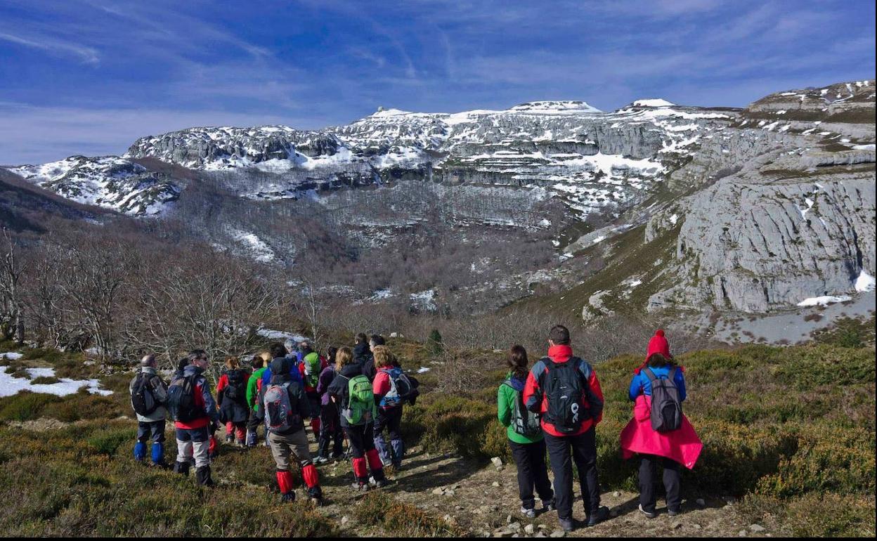 Editada la 'Guía de senderismo y turismo activo de la Cantabria oriental rural'