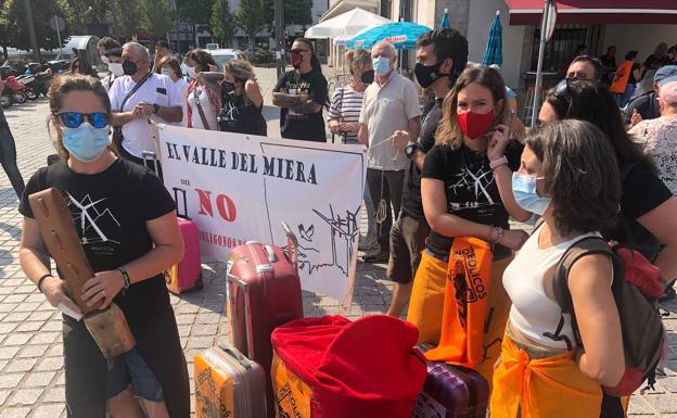 Imagen principal - El interior de Cantabria lleva a las calles de la capital su protesta contra los eólicos