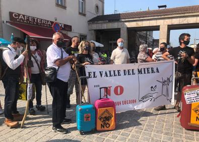 Imagen secundaria 1 - El interior de Cantabria lleva a las calles de la capital su protesta contra los eólicos