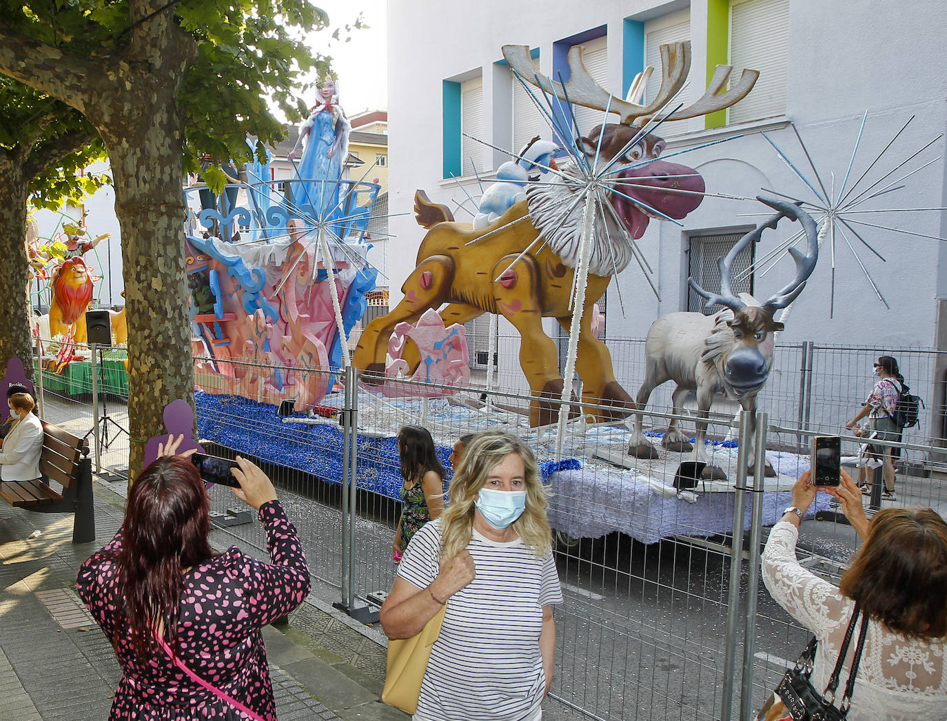 Fotos: Imágenes de las coloristas carrozas de La Patrona