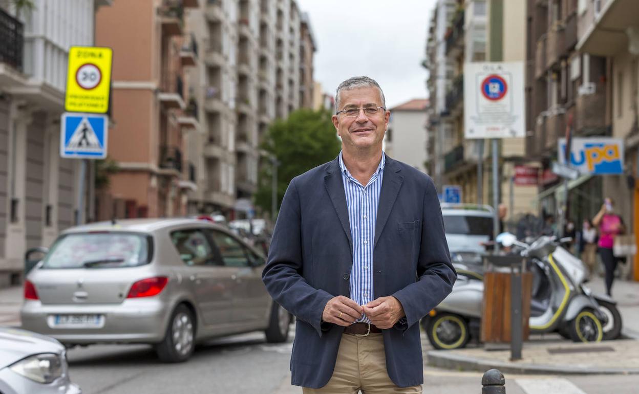 José Miguel Tolosa posa para la entrevista en una de las calles de Santander recientemente afectada por la reducción de la velocidad a 20 km/h. 