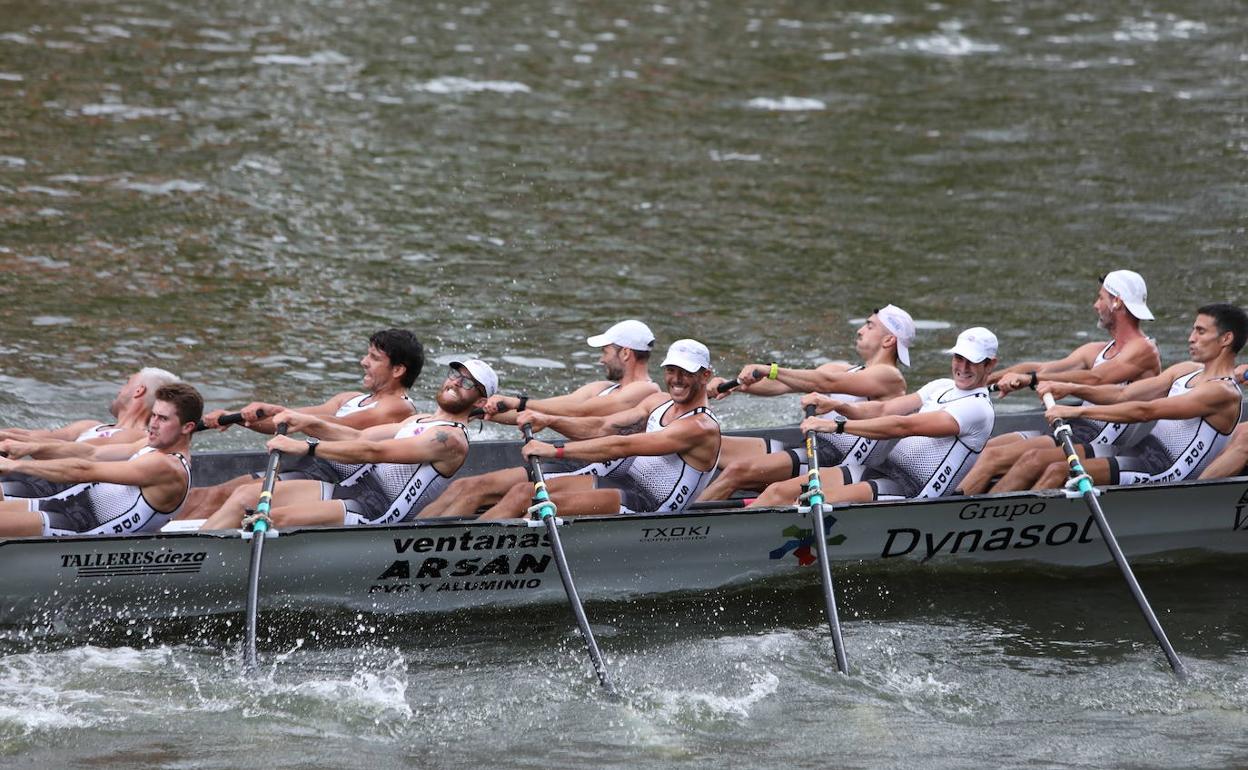 Pedreña, en plena boga ayer en la Regata Villa de Bilbao, en la que fue cuarta. 