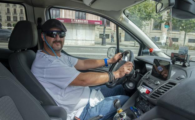 José Ignacio Cagigas tiene la licencia de taxi en Torrelavega.