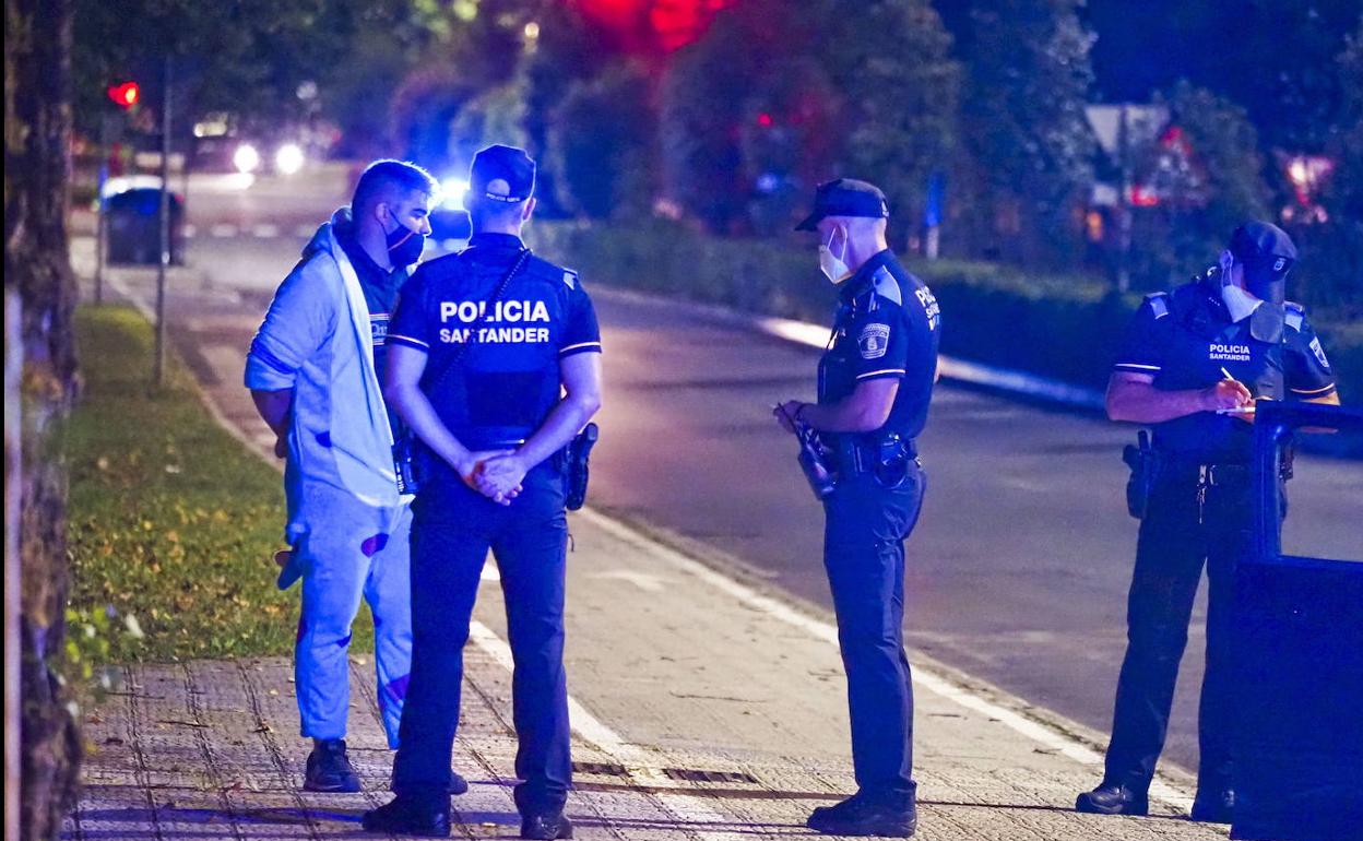 La Policía de Santander pone 30 denuncias por beber alcohol en la calle