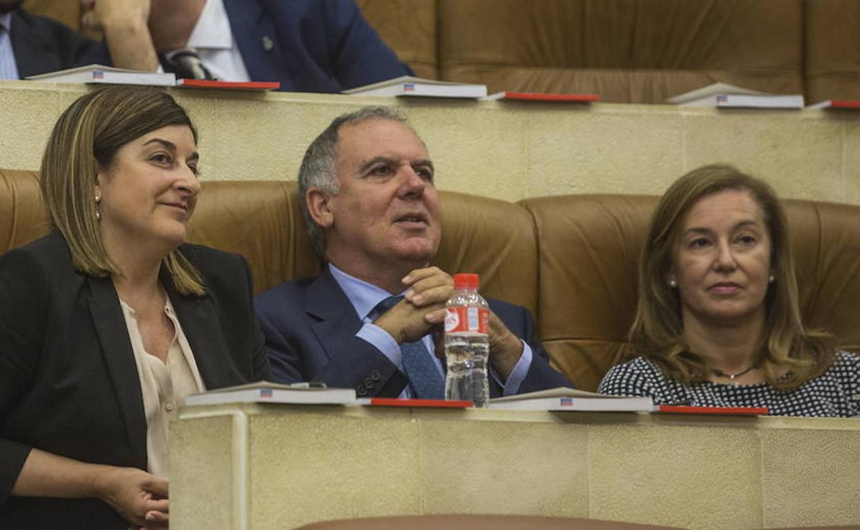 Vidal de la Peña, entre Sáenz de Buruaga y González Revuelta, en junio de 2019 en la sesión constitutiva de la X Legislatura del Parlamento de Cantabria.