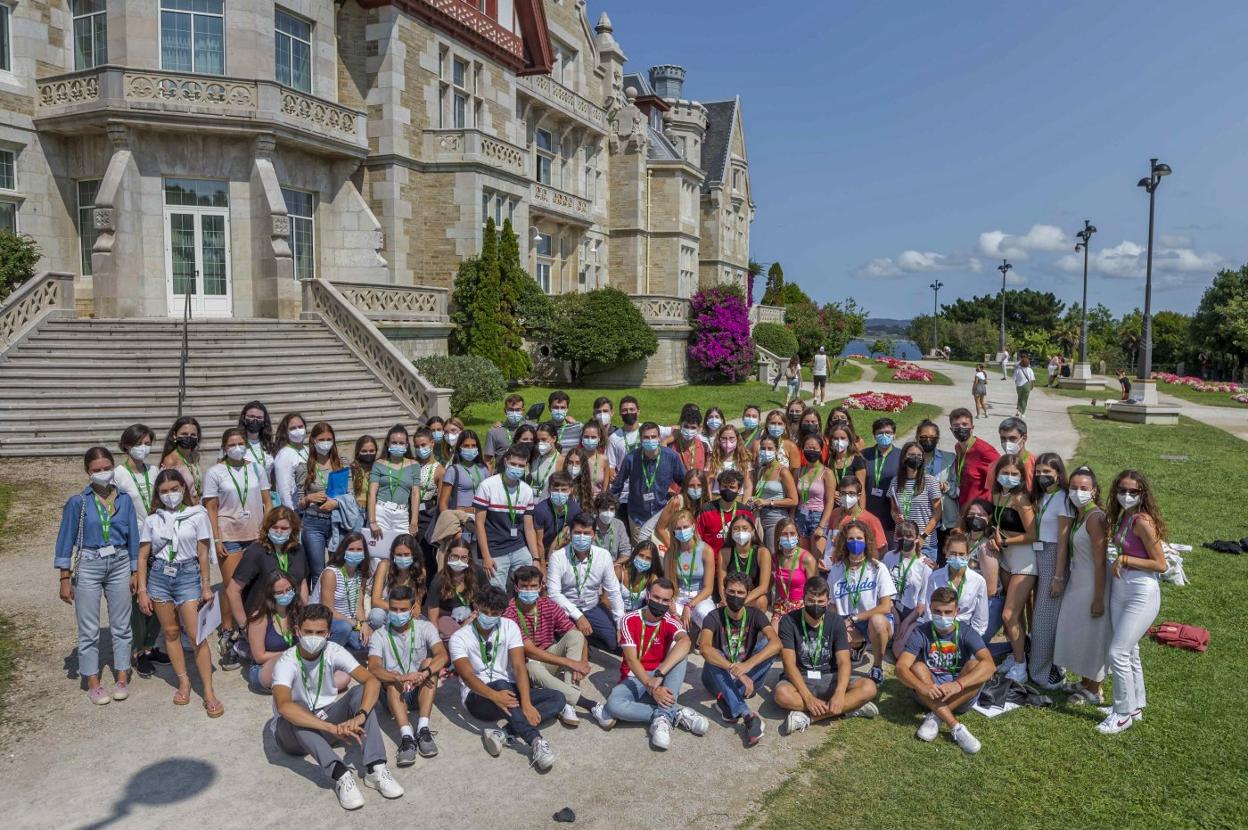 Los 80 estudiantes matriculados en el Aula Ortega y Gasset posan frente a la fachada del Palacio de La Magdalena, ayer, durante la primera jornada del curso. 