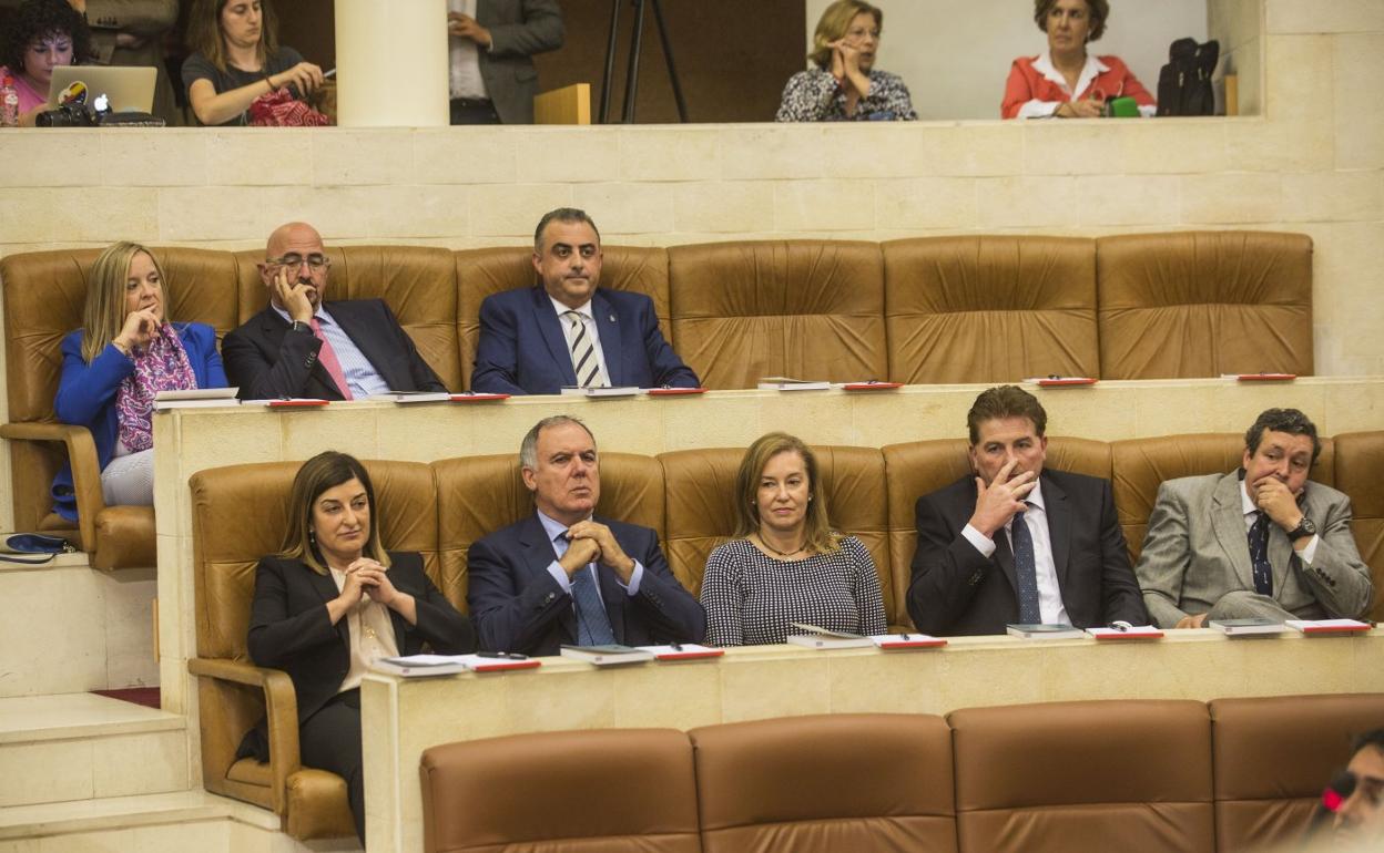 Vidal de la Peña, junto a la presidenta del PP regional, María José Sáenz de Buruaga, en la sesión constitutiva del Parlamento de Cantabria.