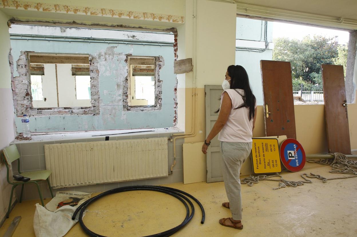 La jefa de estudios del colegio Pancho Cossío, María García, muestra el estado actual del Aula de Psicomotricidad. 