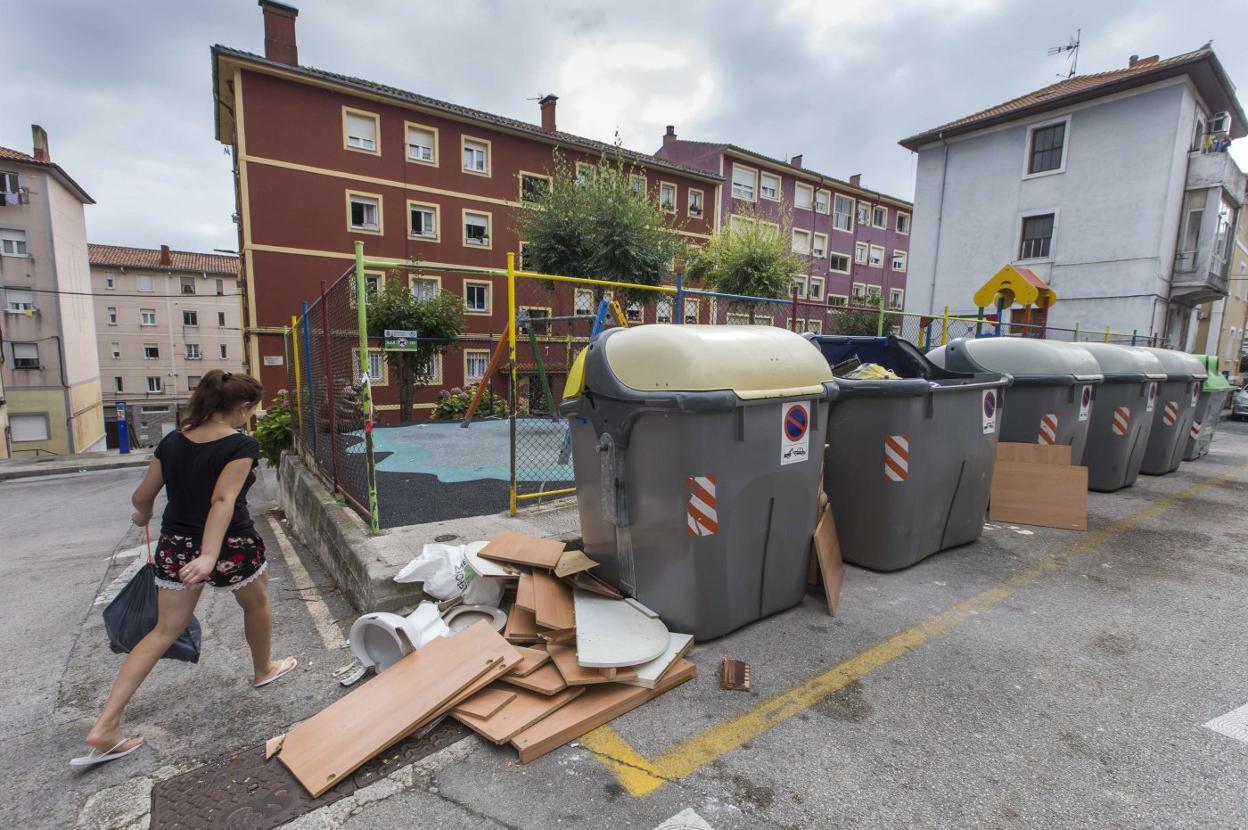 Resto de basura acumulada junto a unos contenedores de la calle Alta. 