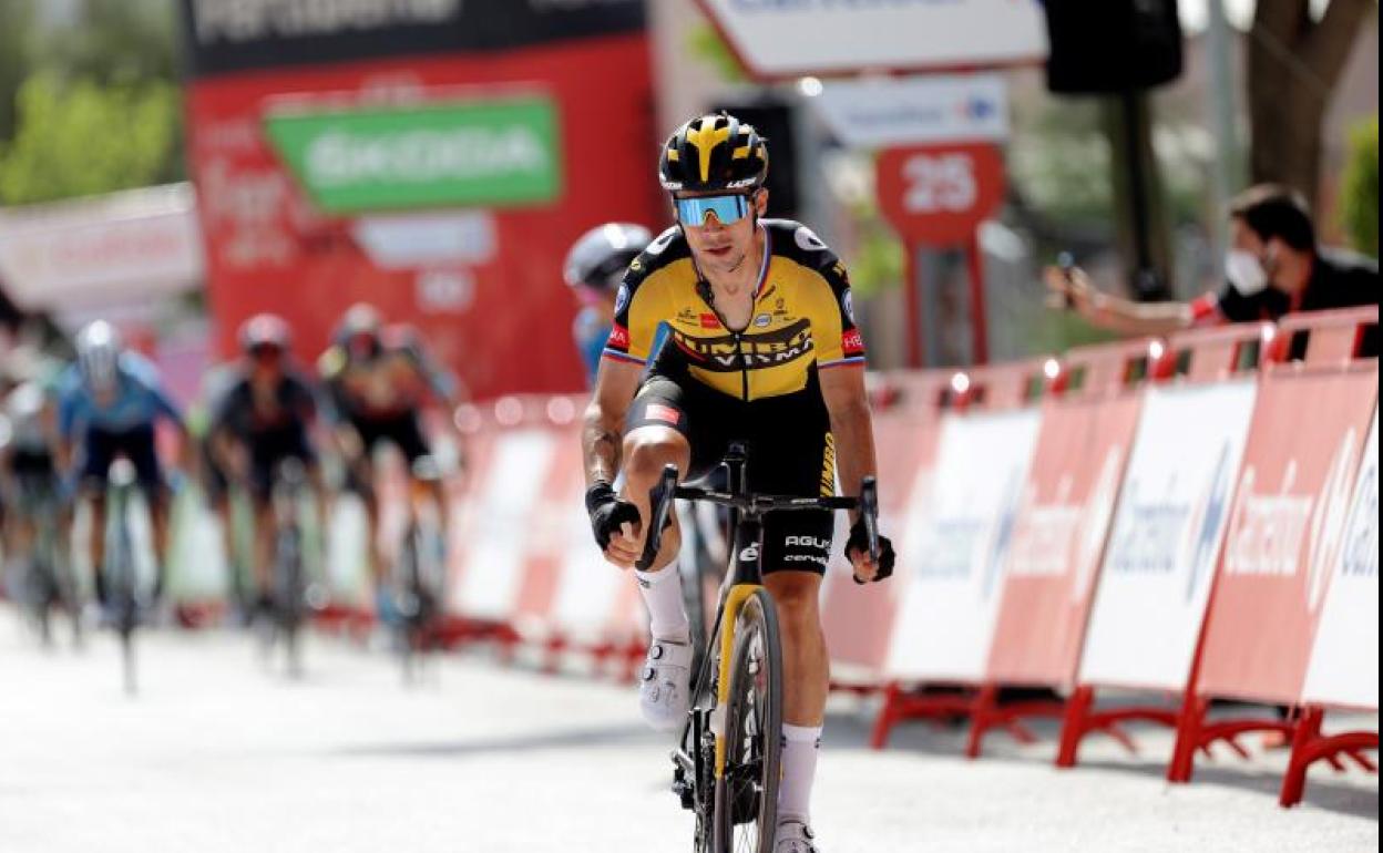 Primoz Roglic cruza primera la meta en Valdepeñas de Jaén. 