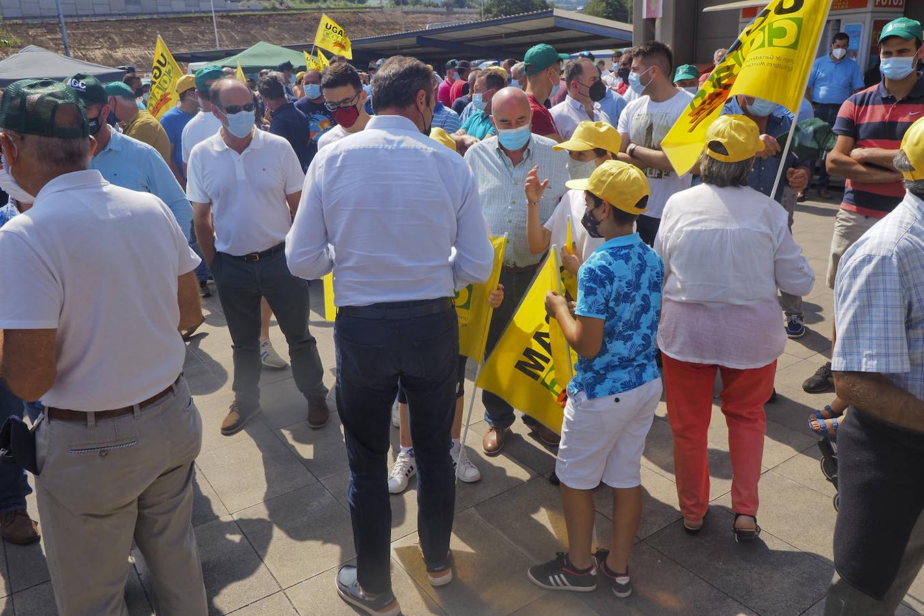 Decenas de ganaderos protestaron en Torrelavega.