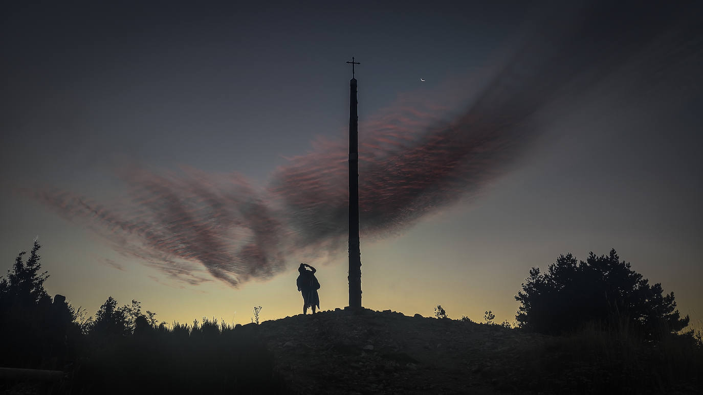 La Cruz de Ferro es uno de esos puntos al que todo peregrino anhela llegar. Aquí el caminante arroja la piedra que le ha acompañado a lo largo de toda la ruta, despojándose así de los pesares que arrastraba desde su lugar de origen.