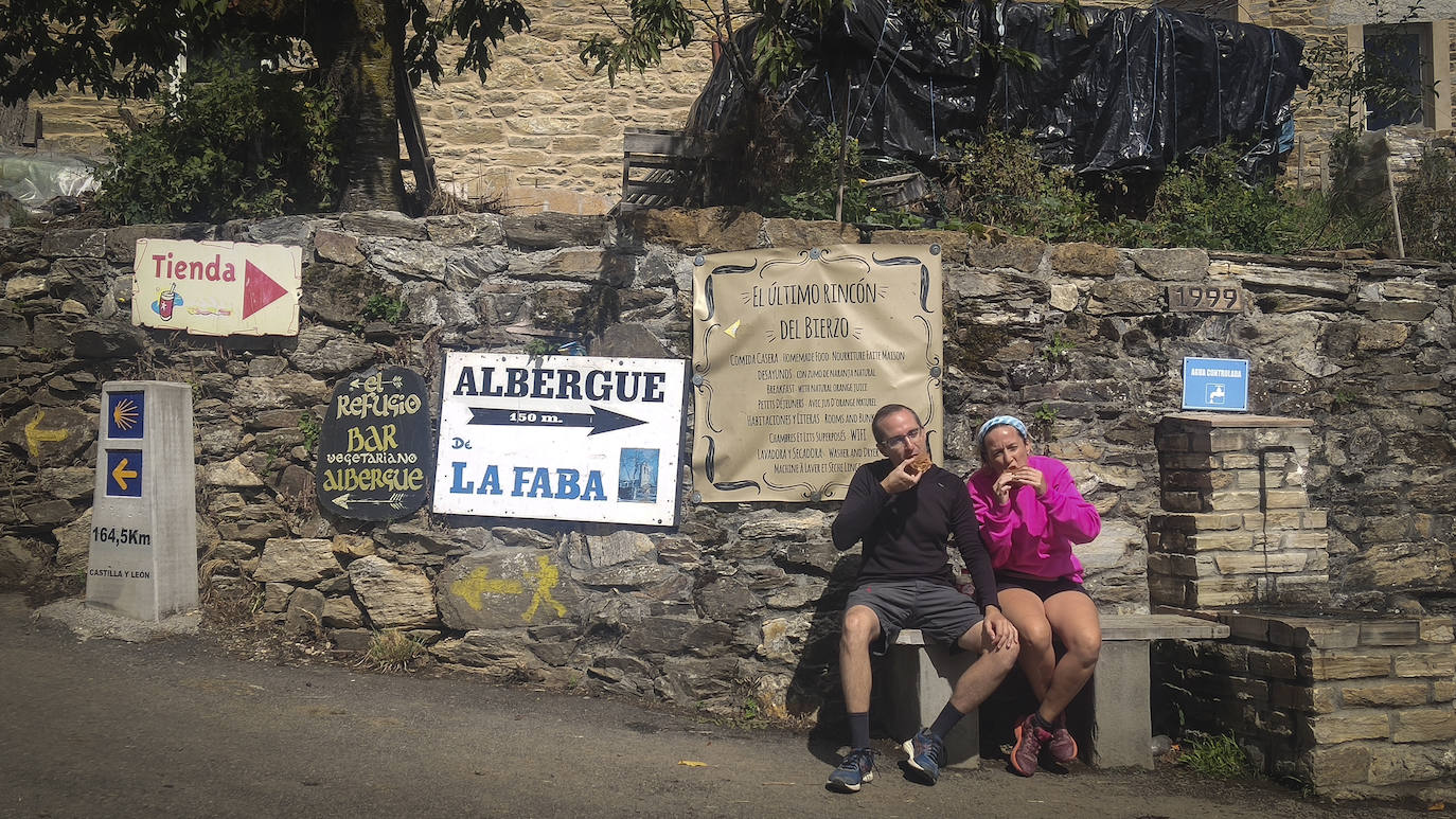 Las rampas del Cebrero convierten a este cumbre en el mayor obstáculo del Camino a este lado del Pirineo. La Faba, en la imagen, y La Laguna son dos poblaciones colgadas de la ladera, sin otro nexo de unión con el exterior que una delgada cinta de asfalto.