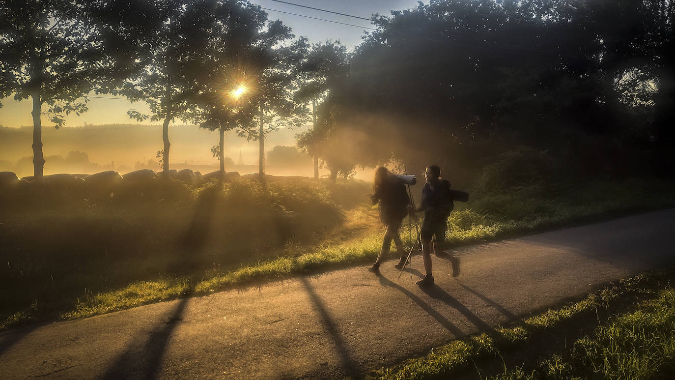 El amanecer nos sorprende a las afueras de O Pedrouzo. Es la última etapa después de 31 días y la impaciencia por llegar a Santiago no se puede ocultar.